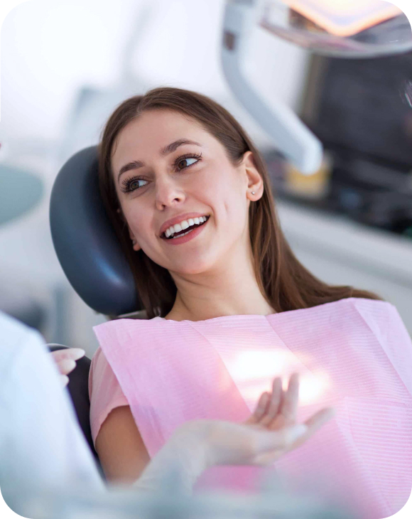 Patiente souriante au fauteuil dentaire